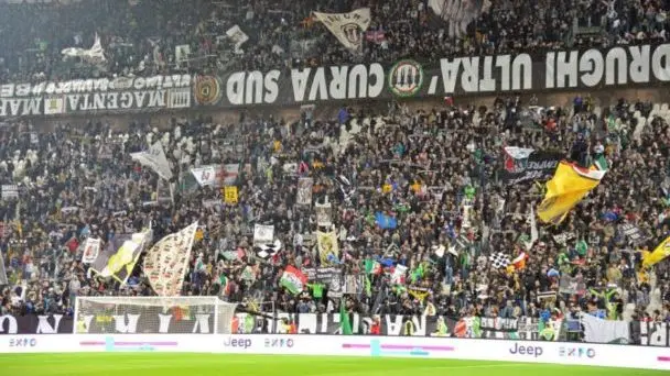 Calcio violento, arrestati 12 capi ultrà della Juventus: ricattavano il club