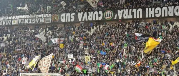 Calcio violento, arrestati 12 capi ultrà della Juventus: ricattavano il club