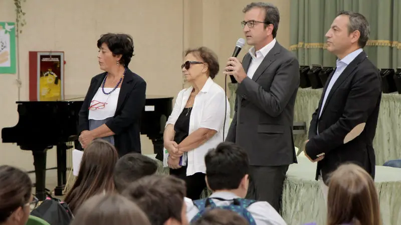 Primo giorno di scuola a Cosenza: la visita dell'amministrazione comunale