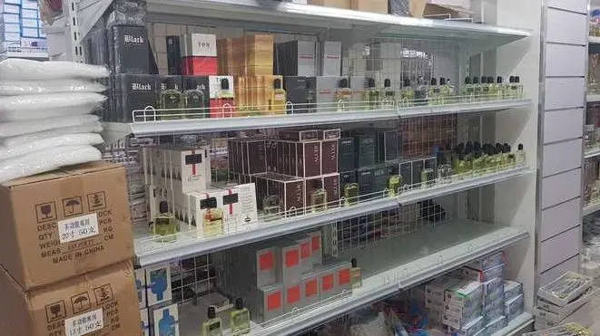 Prodotti contraffatti a Lamezia Terme, scatta il sequestro
