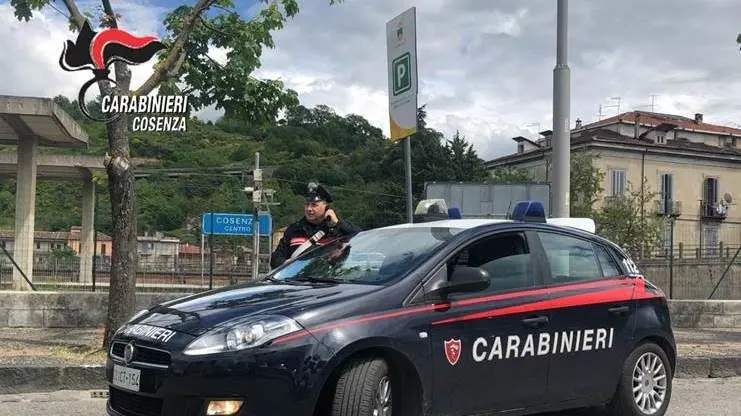 Cosenza, rubano 120 litri di gasolio: arrestate due persone