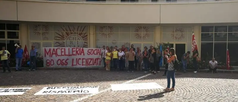 La protesta dei precari: «Macelleria sociale, 80 Oss licenziati». Sit-in a Catanzaro