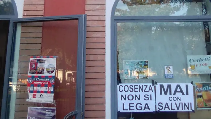 Salvini a Cosenza, città in fermento. Messaggi contro la Lega anche nei negozi