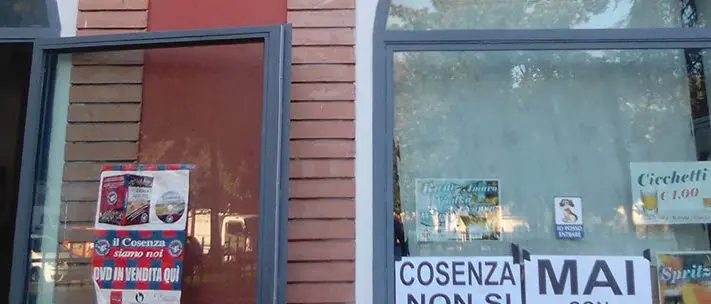 Salvini a Cosenza, città in fermento. Messaggi contro la Lega anche nei negozi