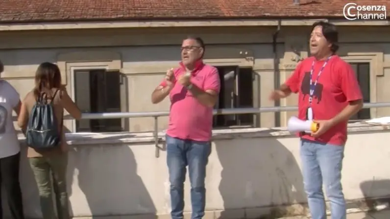 Cosenza, gli Oss licenziati scrivono al ministro Speranza: «Vogliamo internalizzati»