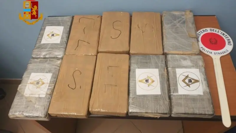 Cosenza Nord, beccato con oltre 10 chili di cocaina nella Mercedes: arrestato