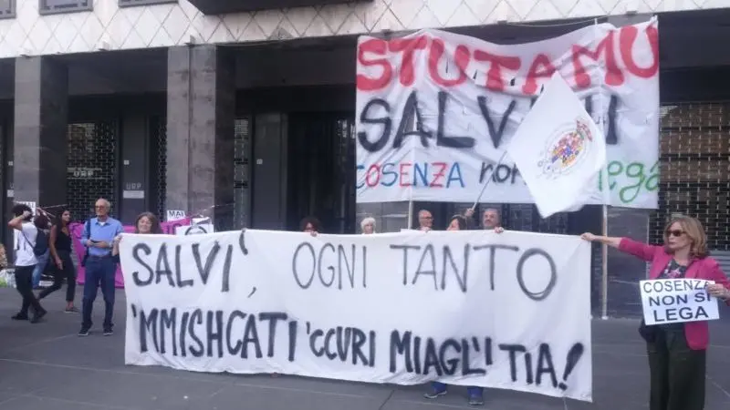 Cosenza, Matteo Salvini in città: la fotogallery del corteo pacifico