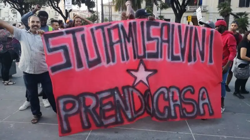 Stutamu Salvini, protesta di Prendocasa. Ecco il video