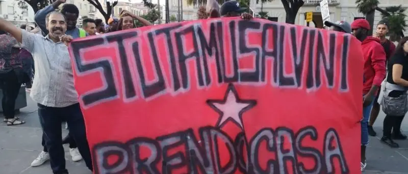 Stutamu Salvini, protesta di Prendocasa. Ecco il video