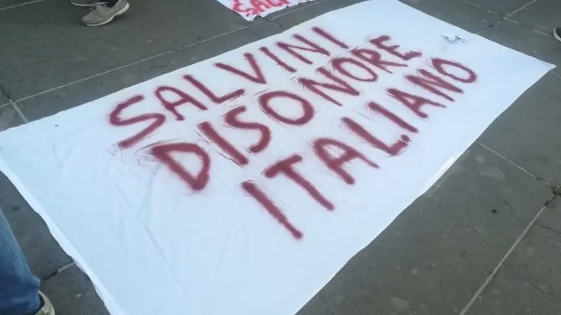 Cosenza, gli striscioni contro Matteo Salvini: tutte le foto