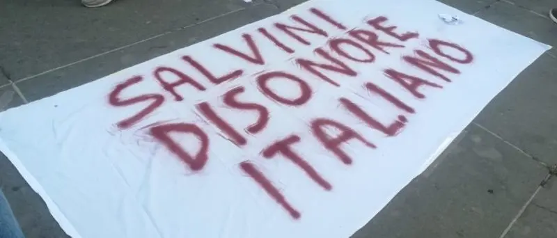 Cosenza, gli striscioni contro Matteo Salvini: tutte le foto