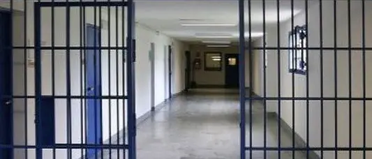 Torture nelle carceri, suicidi e diritti dei detenuti: ecco cosa accade in Italia