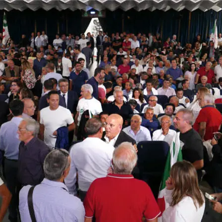 Oliverio mostra i muscoli al Pd. Sala piena per imporre la sua candidatura