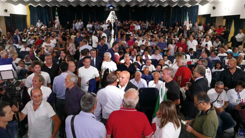 Oliverio mostra i muscoli al Pd. Sala piena per imporre la sua candidatura