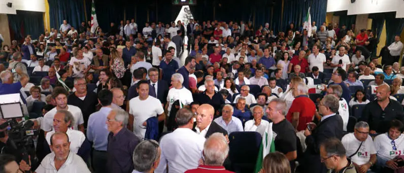 Oliverio mostra i muscoli al Pd. Sala piena per imporre la sua candidatura