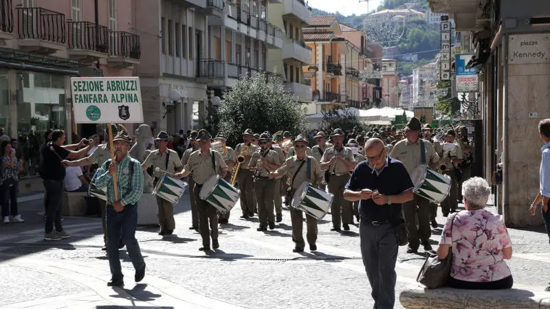 Cosenza invasa dagli alpini, ecco tutte le foto delle penne nere