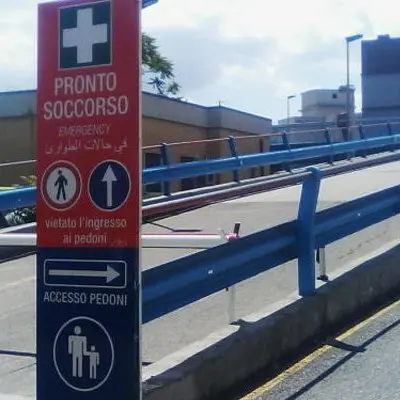 Cosenza, paziente tenta il suicidio nel Pronto soccorso dell’Annunziata | LIVE