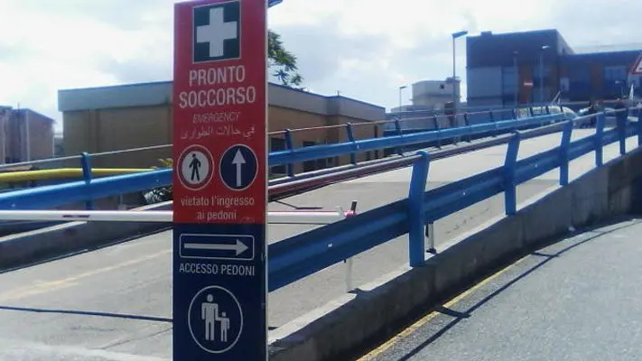 Cosenza, paziente tenta il suicidio nel Pronto soccorso dell’Annunziata | LIVE