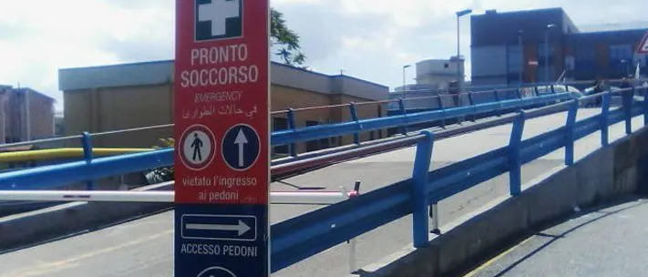 Cosenza, paziente tenta il suicidio nel Pronto soccorso dell’Annunziata | LIVE