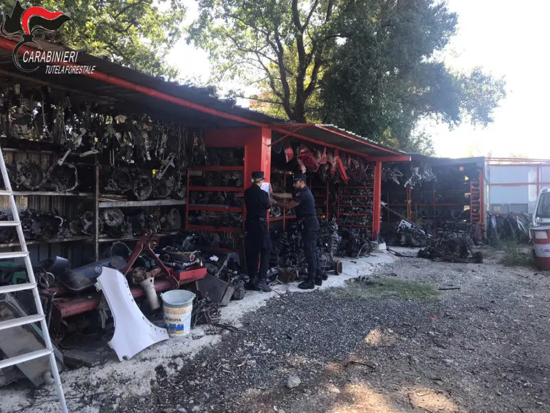 Montalto Uffugo, carabinieri forestale sequestrano carrozzeria abusiva