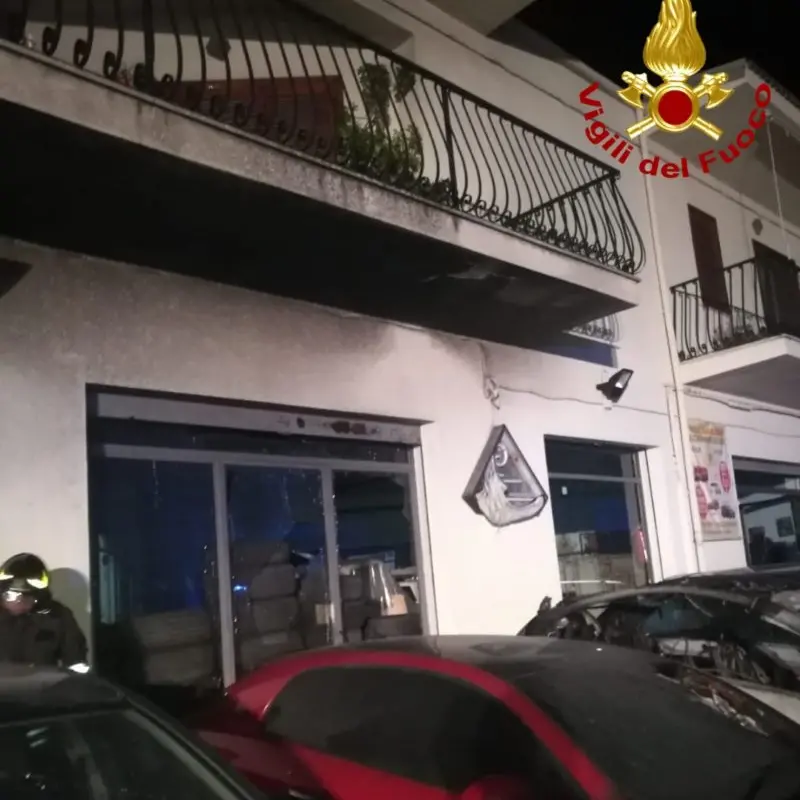 Castrovillari, bruciano oltre dieci auto: incendio spento dai vigili del fuoco