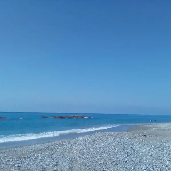 Fine settimana caldo: e c'è chi torna in spiaggia