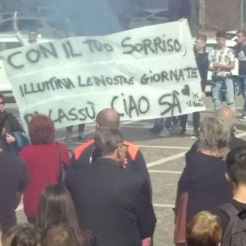 Lacrime e fumogeni rossoblù, il saluto di Cosenza a Salvatore Figliuzzi