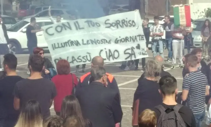 Lacrime e fumogeni rossoblù, il saluto di Cosenza a Salvatore Figliuzzi