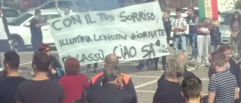 Lacrime e fumogeni rossoblù, il saluto di Cosenza a Salvatore Figliuzzi