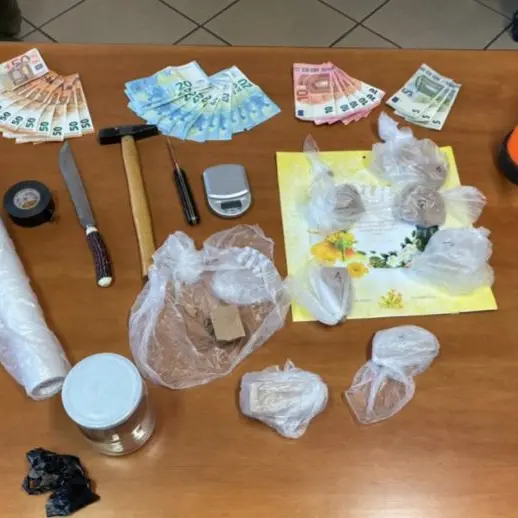 Scoperto laboratorio artigianale di eroina, sequestrato mezzo chilo di droga