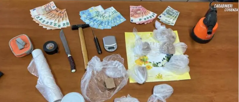 Scoperto laboratorio artigianale di eroina, sequestrato mezzo chilo di droga