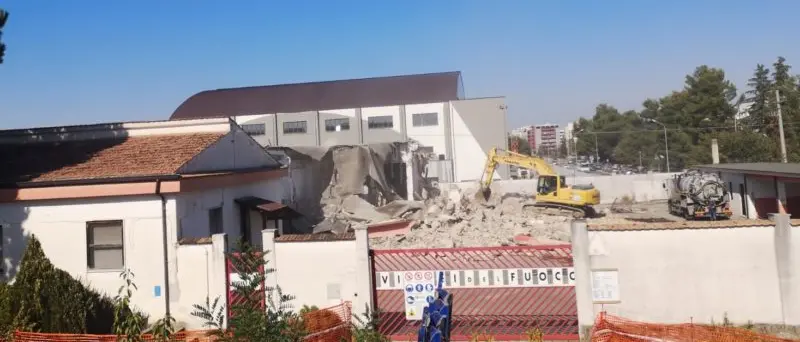 Il segretario Uil: «Mancano i parcheggi per i vigili del fuoco di Cosenza»