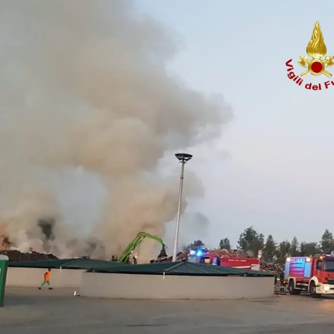 Grosso incendio all'Ecoross di Corigliano Rossano, a fuoco cumuli di rifiuti