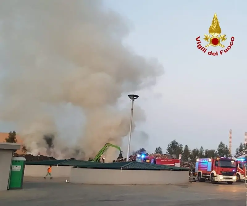 Grosso incendio all'Ecoross di Corigliano Rossano, a fuoco cumuli di rifiuti