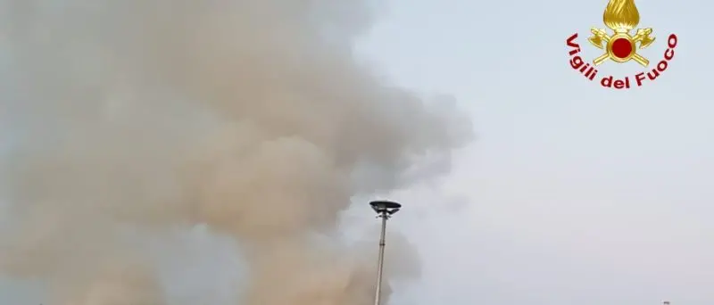 Grosso incendio all'Ecoross di Corigliano Rossano, a fuoco cumuli di rifiuti