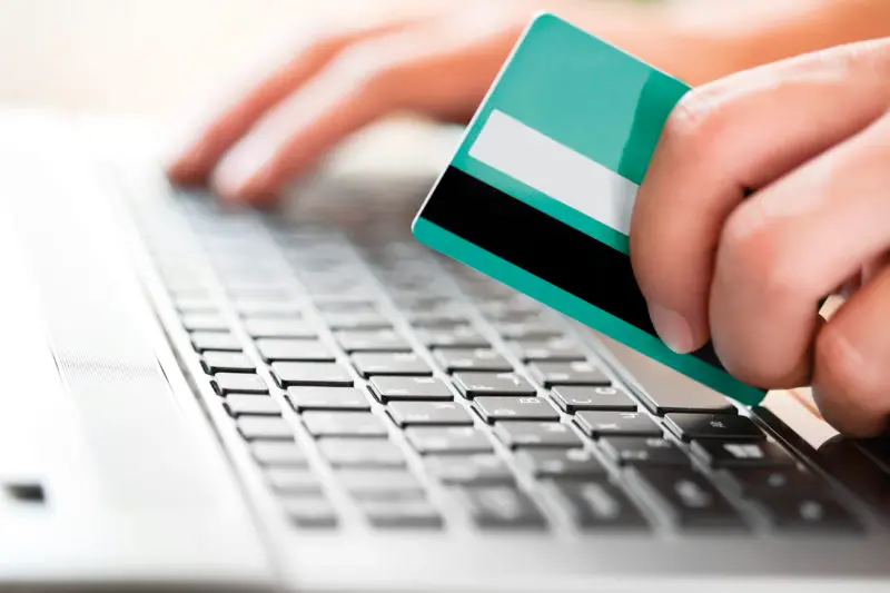 Finto esponente delle forze dell'ordine truffava acquirenti online