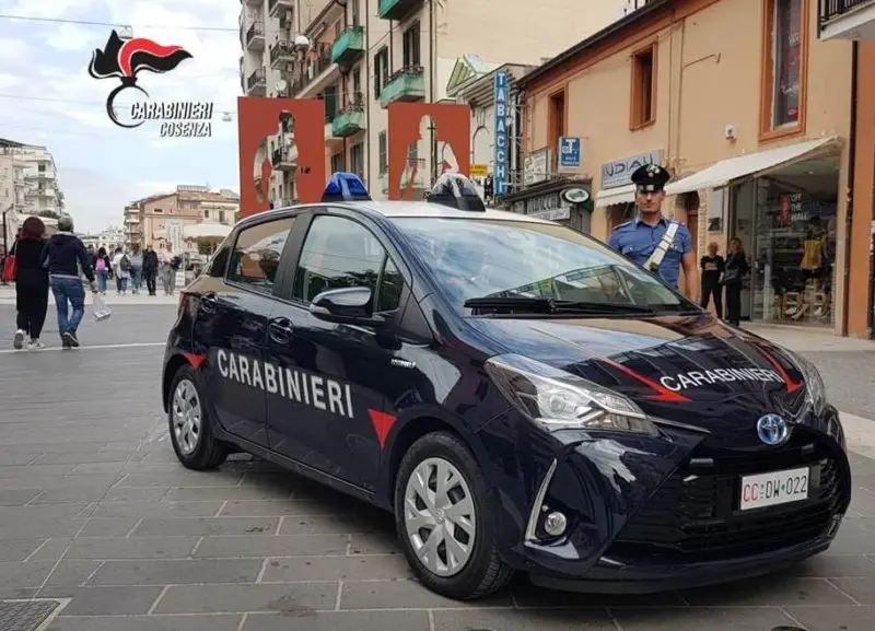 La prima auto ibrida dei carabinieri in servizio in occasione della festa del cioccolato