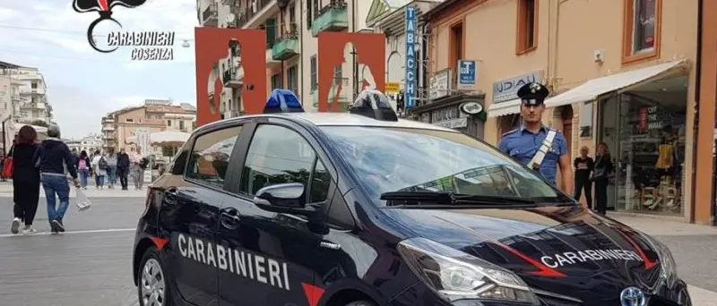 La prima auto ibrida dei carabinieri in servizio in occasione della festa del cioccolato