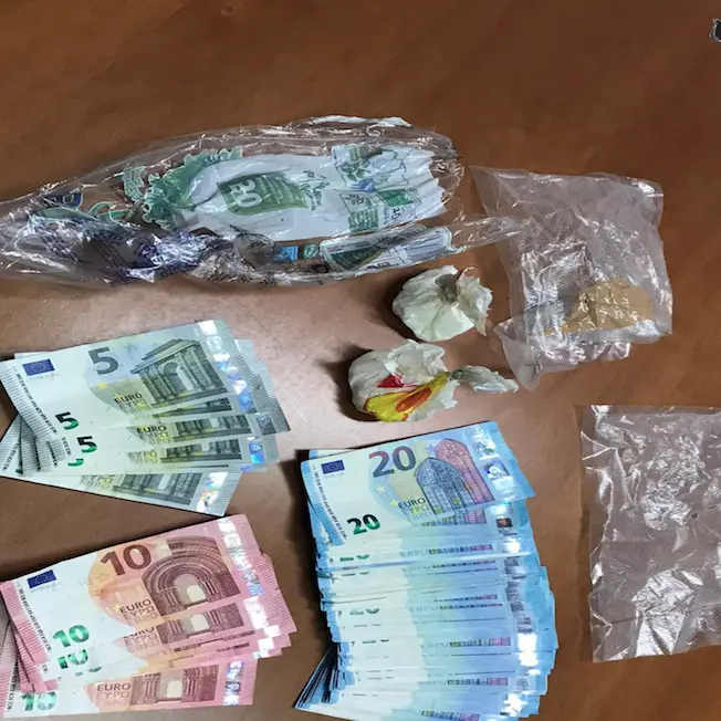 Trasportava cocaina e 1500 euro in contanti: arrestato dai carabinieri