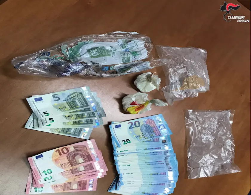 Trasportava cocaina e 1500 euro in contanti: arrestato dai carabinieri