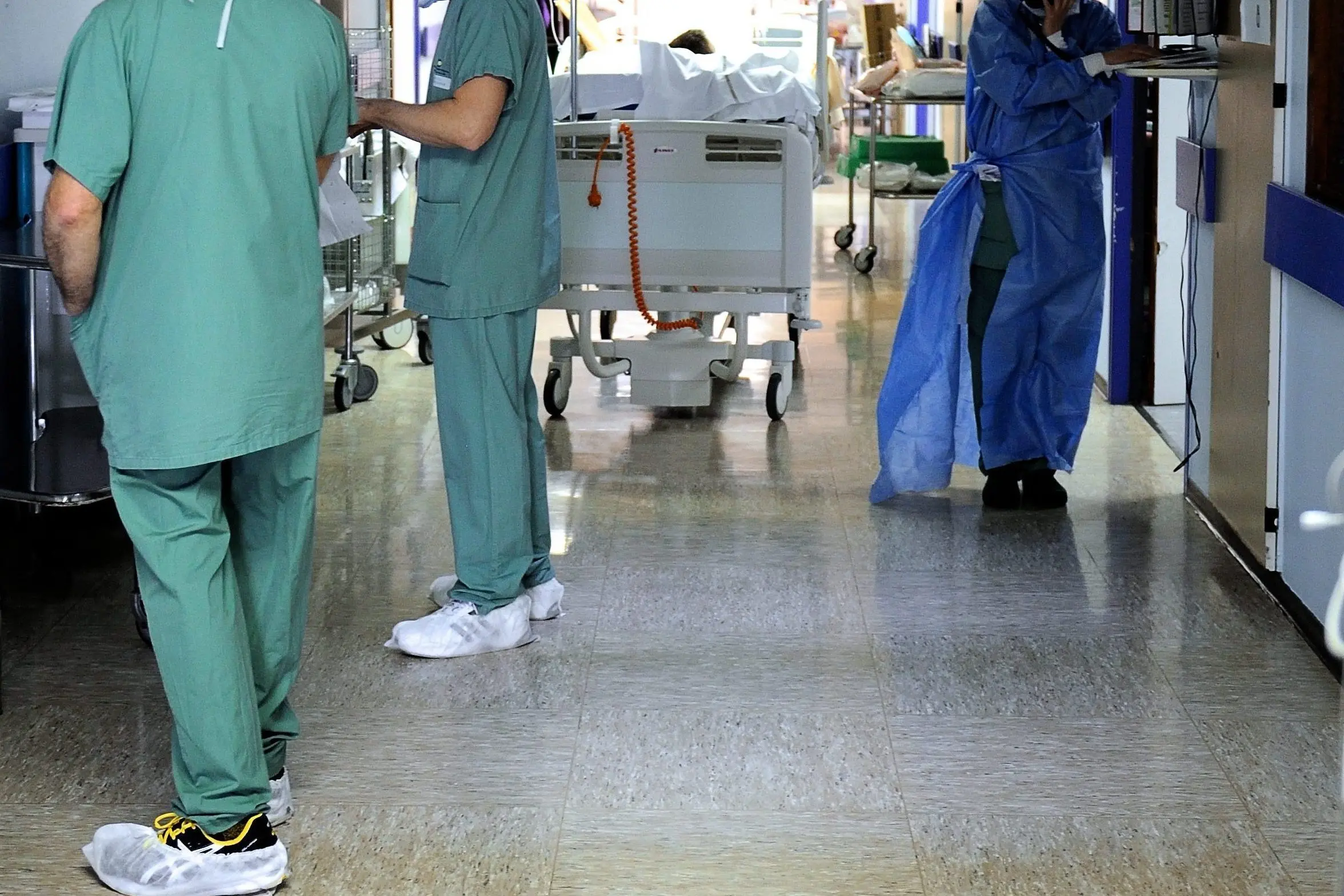 Anche un cardiologo e un gastroenterologo nell’inchiesta di Catanzaro: pazienti dirottati verso gli studi privati