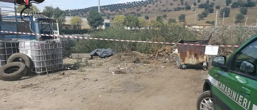 Smaltiva rifiuti bruciandoli in un cassonetto: denunciato