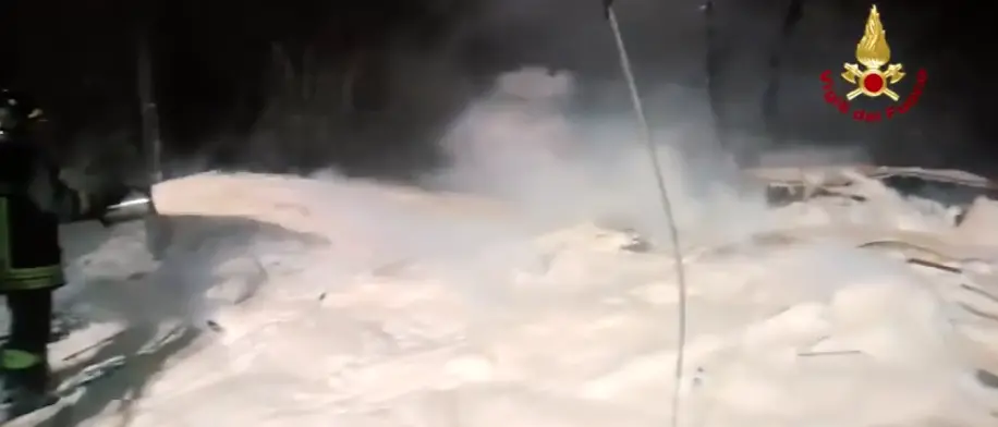 Incendio a Cosenza, l'intervento dei vigili del fuoco