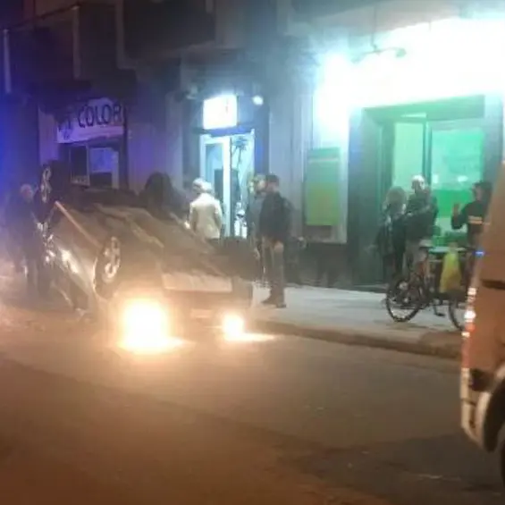 Incidente in via Caloprese, auto si ribalta: il soccorso dei negozianti
