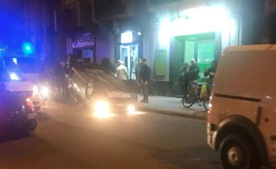 Incidente in via Caloprese, auto si ribalta: il soccorso dei negozianti