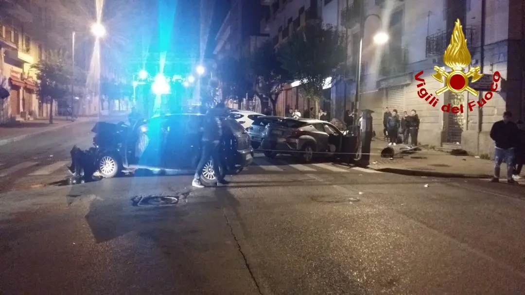 Cosenza, incidente in viale Trieste intorno a mezzanotte: ci sono feriti