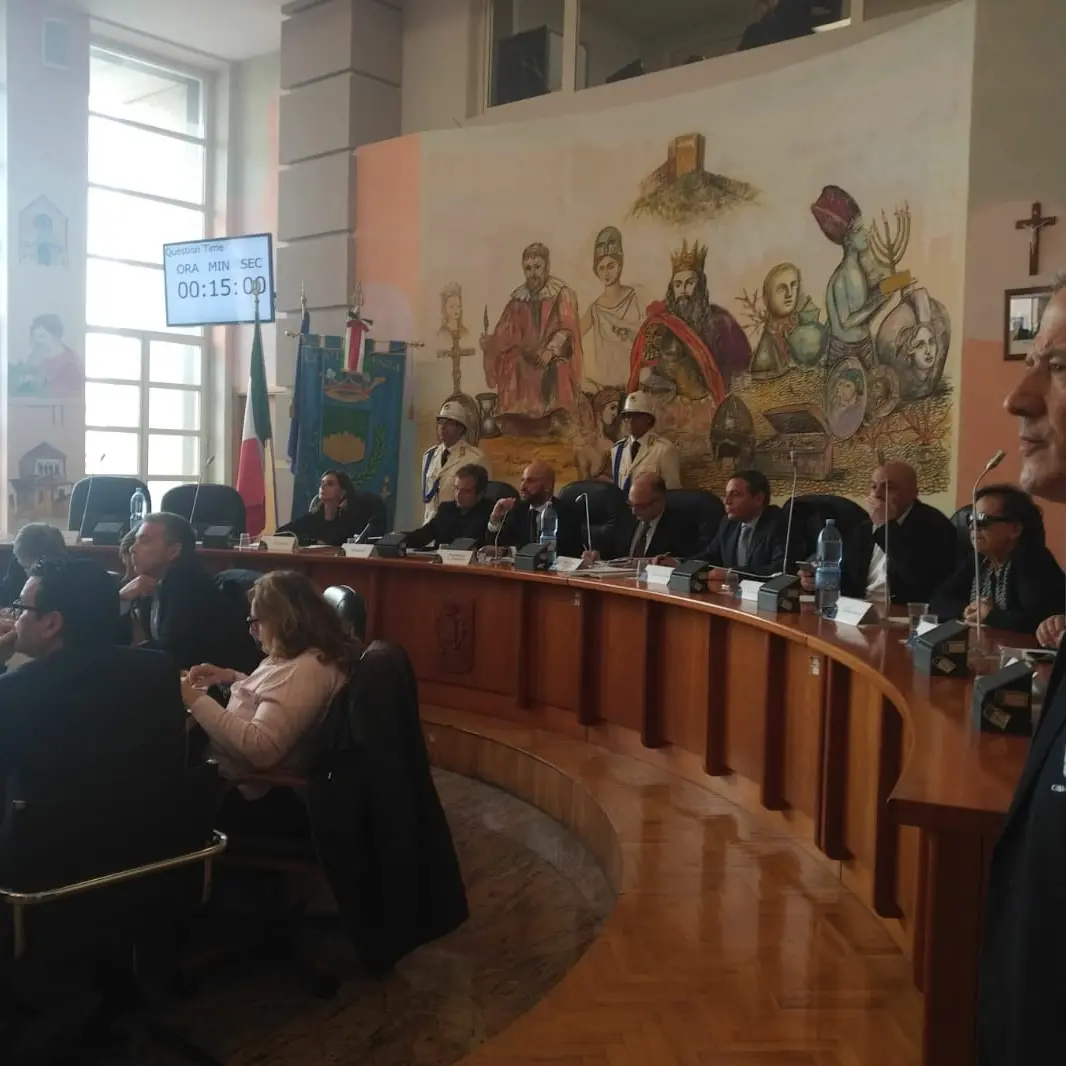 Cosenza, numero legale in Consiglio comunale. Sì al dissesto finanziario