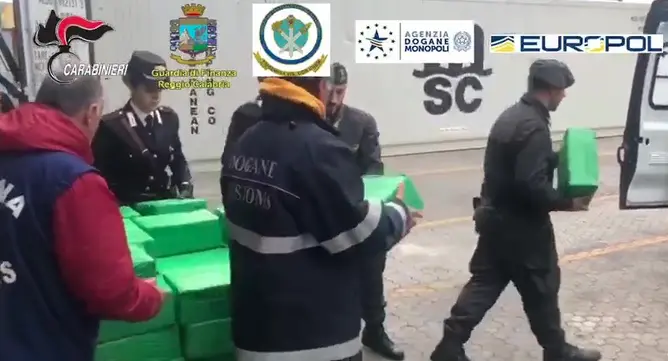 Oltre una tonnellata di droga in un container di banane: blitz a Gioia Tauro