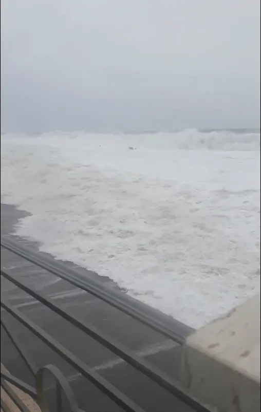 Mare in burrasca a Cirò Marina, le onde minacciano il lungomare