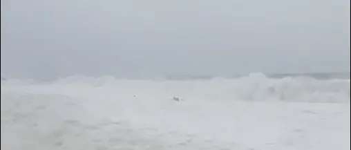 Mare in burrasca a Cirò Marina, le onde minacciano il lungomare